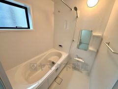 窓付き・浴室乾燥機で換気・雨の日の洗濯もばっちり＾＾明るく清潔にたもてるバスルームです＾＾