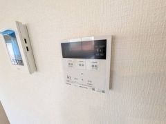 キッチンに給湯リモコンを設置。お湯はりや温度設定がワンタッチででき、忙しい毎日にも便利です。