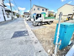 現地（2025年10月）撮影。大型車の通行が少なく、騒音や振動が少ないので静かで快適な生活を送れます。