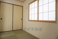 同仕様写真。リビングからの続き間として和室をご用意しました。普段はリビングとつなげて開放的なスペースとして、来客時には客間としてお使いいただけます。