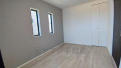 暖かい日差しが差し込む洋室。たっぷり収納できるクローゼット付きでお部屋の中をすっきりと快適に保てます。