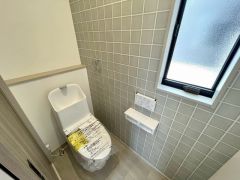 スタイリッシュなアクセントクロスが映えるトイレ