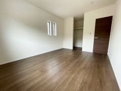 ご夫婦お二人のプライベートシーンを演出する寝室は、大容量のウォークインクローゼット付き。バルコニーに面しており、明るい陽射しが差し込みます。