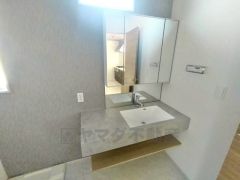 大きな鏡にハンドシャワー付きで使いやすい洗面台です＾＾鏡裏と洗面ボウル下に収納付きの洗面台なので、整理整頓ができスッキリと使えます＾＾