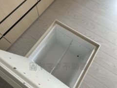 キッチンにある床下収納は、居住スペースを減らさずに買い置きの調味料や非常食などを保管することができます。