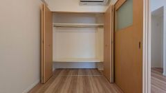 大きめのクローゼットがついた使いやすい洋室です。すっきりと整理整頓できるので気持ちよくすごせます＾＾