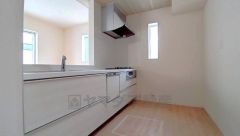 収納も、作業スペースも広々と設けられた使いやすいシステムキッチンです＾＾カウンターキッチンなので、ご家族と会話をしながら楽しくお料理ができます＾＾