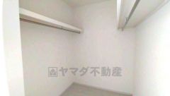 ウォークインクローゼット付き＾＾ハンガーパイプ下にボックスを置いて、枕棚を活用して、たっぷりと収納できそうです＾＾