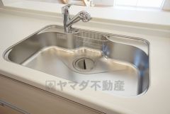 広々とした凸型シンクに洗剤ポケットを標準装備。大きなお鍋など洗いやすいです。洗剤や石鹸、スポンジもすっきりできる収納付き。