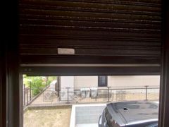 外観を損なわないシンプルなデザインのシャッター。防犯や台風対策に効果的です。