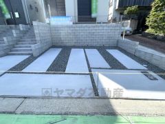 駐車スペースは並列で2台分（車種による）あります。ご夫婦で1台ずつ所持されているご家庭にも安心ですね。