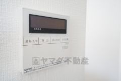 キッチン横からお湯張り、追い炊き、足し湯がボタン一つで楽々操作できる給湯機リモコンです＾＾忙しい夕飯の準備の時間帯に重宝しますね。