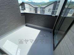 陽当たりの良いバルコニーです。お洗濯やお布団干しはもちろん、日光浴スペースにも。足元は防水工事施工済です。