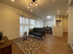 大きな窓のあるリビングは、陽光あふれる明るい空間です。居心地良く、ご家族皆がゆったり寛げる憩いの空間となりそうです。