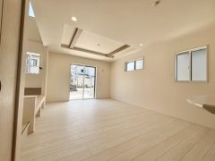 大きな窓のあるリビングは、陽光あふれる明るい空間です。居心地良く、ご家族皆がゆったり寛げる憩いの空間となりそうです。