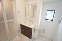 三面鏡にハンドシャワー付きで使いやすい洗面台です＾＾鏡裏と洗面ボウル下に収納付きの洗面台なので、整理整頓ができスッキリと使えます＾＾