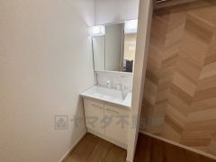 洗面台、洗濯機置き場、バスルームが連なっている、生活導線の考えられた作りになっています。 窓付きなので換気もしっかりできます＾