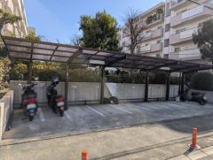 敷地内バイク置き場。