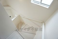 日中でも暗くなりがちな階段には、小窓を配置し採光も考えられたつくり＾＾手摺付きなので安全に上り下りできますね＾＾