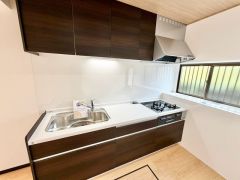 収納も、作業スペースも広々と設けられた使いやすいシステムキッチンです＾＾カウンターキッチンなので、ご家族と会話をしながら楽しくお料理ができます＾＾