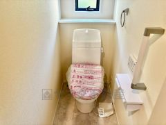 ウォシュレット付きトイレです。1階2階の2ヶ所にトイレがあるので、忙しい朝にもゆとりができますね＾＾