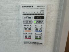 浴室暖房乾燥機には、暖房、乾燥、涼風、換気の4つの機能が付いています。タイマー付きです。雨の日はもちろん、急ぎで洗濯する必要のあるお子様の体操服や、下着類などを乾かすのに便利です。