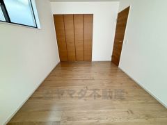 6帖の洋室。大型のクローゼット付きです。 居室としてももちろん、収納や書斎、お子様のプレイスペースにも＾＾使い勝手が良さそうです＾＾