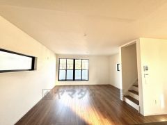 2階リビングは天井が高く、陽当たり良好の為、明るく開放感あふれる空間となっています＾＾