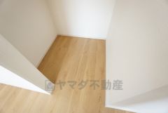 ウォークインクローゼットが設けられています。たっぷり収納できるので衣替えの心配もいりませんね＾＾