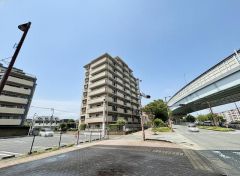 角地に佇む存在感あるマンション。開放感あふれる立地と落ち着いた住環境が魅力です。