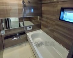 1日の疲れを癒すくつろぎのバスルーム。足を伸ばしてもゆったりと入れるサイズです。お子様と一緒にお風呂に入っても狭くないですね＾＾