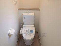 ウォシュレット付きトイレです。1階2階の2ヶ所にトイレがあるので、忙しい朝にもゆとりができますね＾＾ 温水洗浄便座リモコン付き。