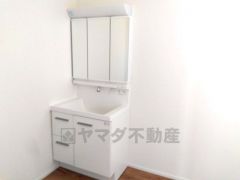 三面鏡にハンドシャワー付きで使いやすい洗面台です＾＾鏡裏と洗面ボウル下に収納付きの洗面台なので、整理整頓ができスッキリと使えます＾＾