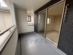 陽当たりの良いバルコニー。十分な広さがあるので一度にたくさんの洗濯物を干すことができます。日光浴をしたり、星を眺めたりも良いですね^^