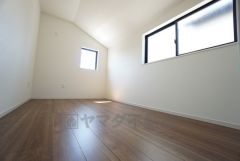 2面採光を確保した室内は、明るく大変居心地の良い空間となっております。