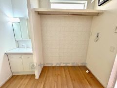 洗濯機置場上部にハンガーパイプ付き。洗濯物をすぐ掛けられる家事動線の良い洗面室です。