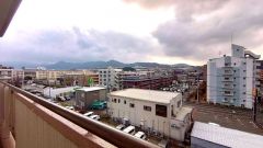 バルコニーからの眺望。 日差しを遮るものがないため、洗濯物もよく乾きそうです。