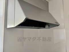 コンロ上には換気扇完備＾＾すぐ横に小窓が設けられているので、換気扇と合わせてWで換気できます＾＾