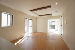 大きな窓のあるリビングは、陽光あふれる明るい空間です。居心地良く、ご家族皆がゆったり寛げる憩いの空間となりそうです。