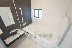 1日の疲れを癒すくつろぎのバスルーム。足を伸ばしてもゆったりと入れるサイズです。お子様と一緒にお風呂に入っても狭くないですね＾＾