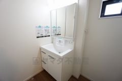 三面鏡裏収納付き洗面化粧台です＾＾ 歯磨きセットやスキンケア用品などの収納に便利ですね。 ランドリースペース上部には窓も付いており換気に便利です＾＾