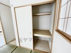 和室には押入れが付いています。来客用のお布団や、季節物の家電などの収納にも困りませんね＾＾