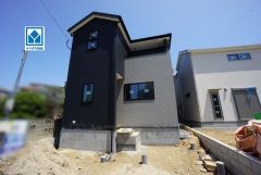 オール電化＾＾4LDK。全居室収納付き。小中学校・スーパー・コンビニ・バス停徒歩7分圏内。周辺環境充実＾＾