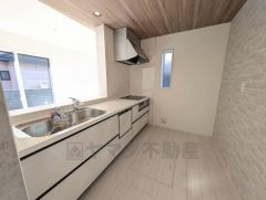 白い床材とマッチした清潔感のあるシステムキッチンは毎日の家事も楽しくなります