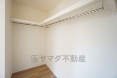 ウォークインクローゼット付き＾＾ハンガーパイプ下にボックスを置いて、枕棚を活用して、たっぷりと収納できそうです＾＾