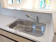 大きなお鍋も楽々洗える幅の広いシンクです。ステンレスシンクなので簡単にお掃除できますよ。洗剤やスポンジもすっきりできる収納付き。