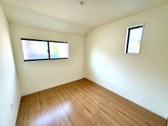 2面採光を確保した明るい室内で、爽やかな風を感じながら目覚める朝は、心地よく一日をスタートできる贅沢なひととき。快適でゆとりある暮らしの始まりにふさわしい住空間です。