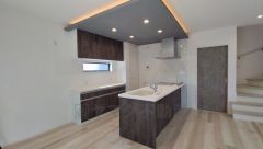 キッチンの背面には大型のカップボードが設置されています。食器収納としてはもちろん、作業台や家電置き場としても使えます。