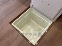 キッチンにある床下収納は、居住スペースを減らさずに買い置きの調味料や非常食などを保管することができます。