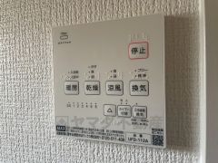 雨の日の洗濯も安心できる浴室暖房乾燥機付き浴室。リモコンで操作もボタン1つで簡単。
